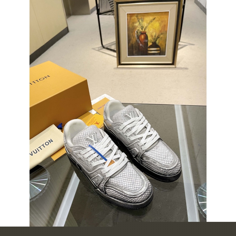l**is V*t*n sneakers